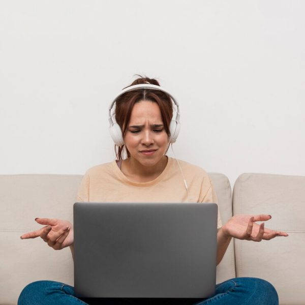 mujer-frustrada-su-laptop_23-2148465418